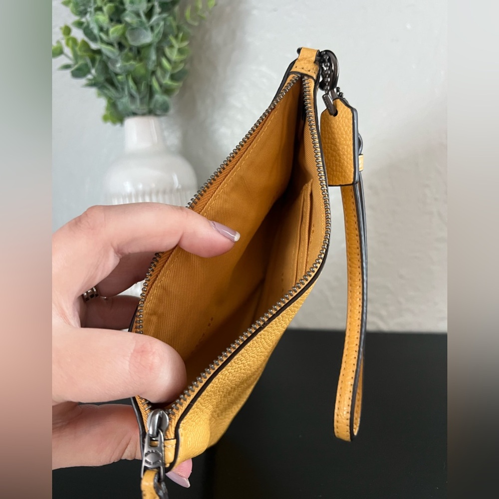 ✨NWOT - Coach Pebbled Leather Small Wristlet in Honeycomb✨ - Picture 9 of 9